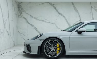 Porsche 718 Cayman GT4 29