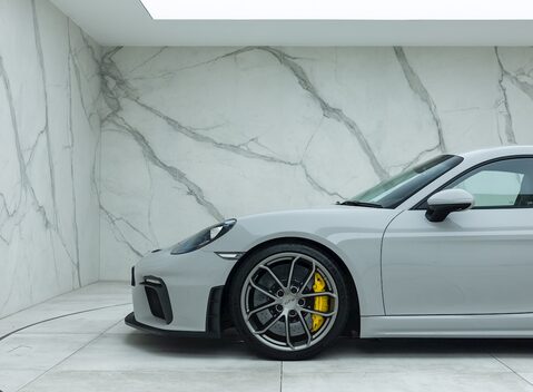 Porsche 718 Cayman GT4 29