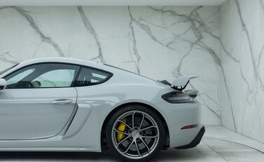 Porsche 718 Cayman GT4 30