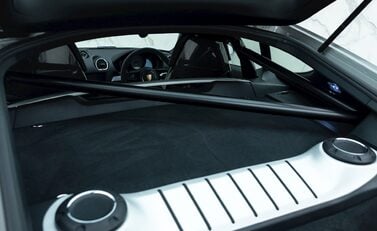 Porsche 718 Cayman GT4 32