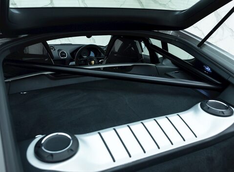 Porsche 718 Cayman GT4 32