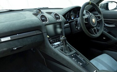 Porsche Cayman GT4 RS (718) 15