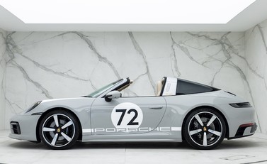 Porsche 911 (992) Targa 4S Heritage Design Edition 2