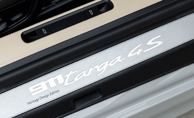 Porsche 911 (992) Targa 4S Heritage Design Edition 23
