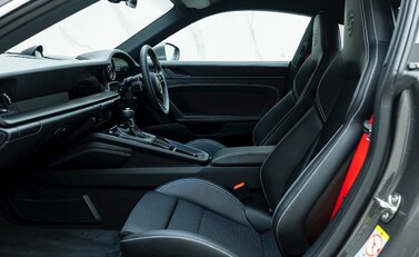 Porsche 911 (992) GT3 Touring 12