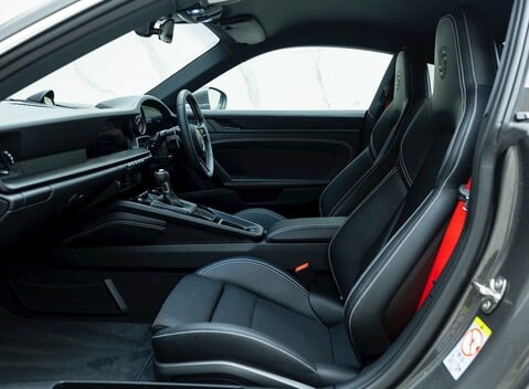 Porsche 911 (992) GT3 Touring 12