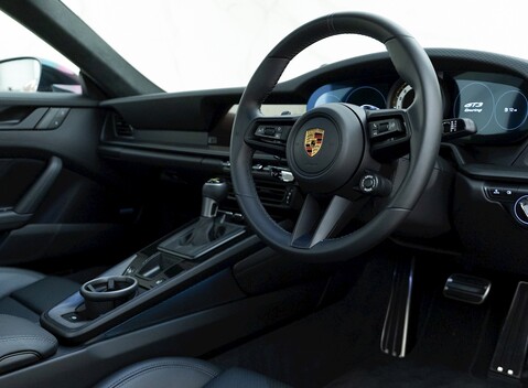 Porsche 911 (992) GT3 Touring 9