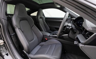 Porsche 911 (992) Carrera 4 10