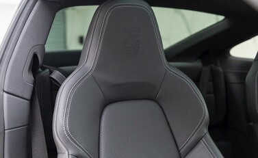 Porsche 911 (992) Carrera 4 11