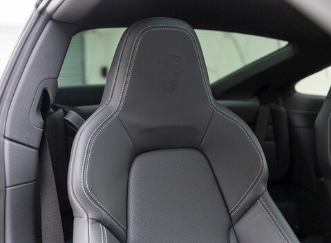 Porsche 911 (992) Carrera 4 11