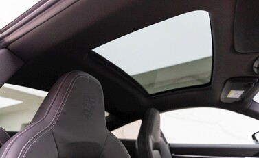 Porsche 911 (992) Carrera 4 12
