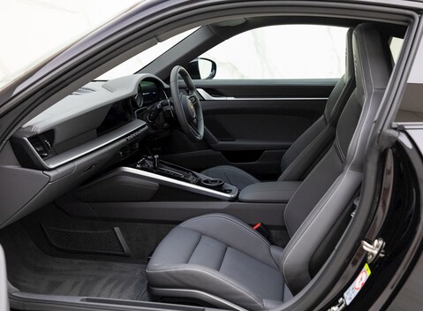 Porsche 911 (992) Carrera 4 14