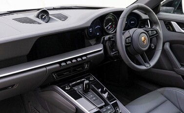 Porsche 911 (992) Carrera 4 15
