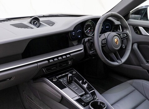 Porsche 911 (992) Carrera 4 15