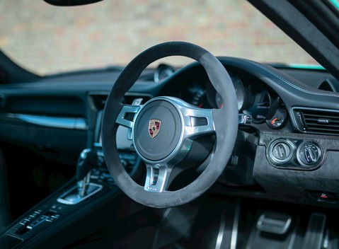 Porsche 911 (991) Carrera GTS 11