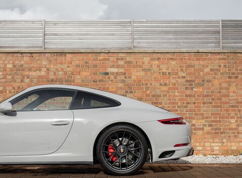 Porsche 911 (991.2) Carrera GTS 26