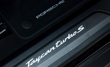 Porsche Taycan Turbo S Cross Turismo 24