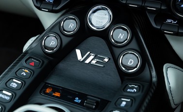 Aston Martin V12 Vantage Roadster 19