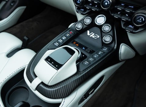 Aston Martin V12 Vantage Roadster 18
