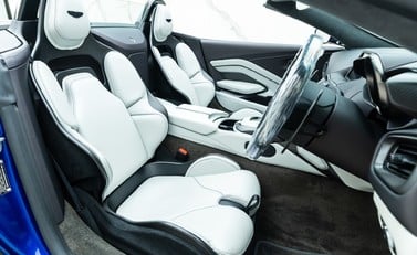 Aston Martin V12 Vantage Roadster 10