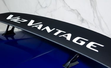 Aston Martin V12 Vantage Roadster 41