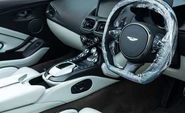 Aston Martin V12 Vantage Roadster 7