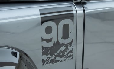 Land Rover Defender 90 Adventure 25
