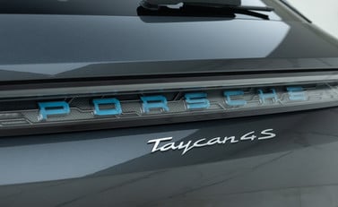 Porsche Taycan 4S Cross Turismo 32