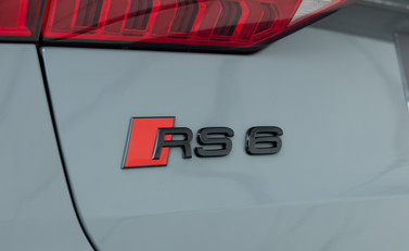Audi RS6 Avant Carbon Black 36