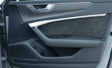 Audi RS6 Avant Carbon Black 23
