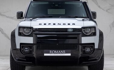 Land Rover Defender 110 D300 HSE Hard Top URBAN 4