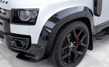 Land Rover Defender 110 D300 HSE Hard Top URBAN 24