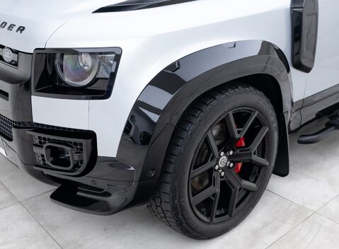 Land Rover Defender 110 D300 HSE Hard Top URBAN 24