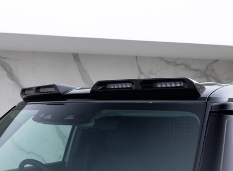 Land Rover Defender 110 D300 HSE Hard Top URBAN 26