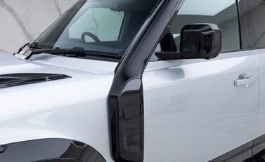 Land Rover Defender 110 D300 HSE Hard Top URBAN 25