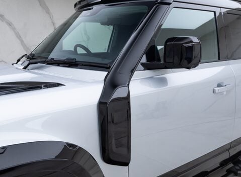 Land Rover Defender 110 D300 HSE Hard Top URBAN 25