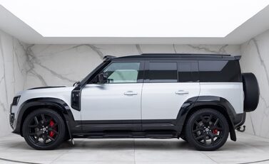 Land Rover Defender 110 D300 HSE Hard Top URBAN 2