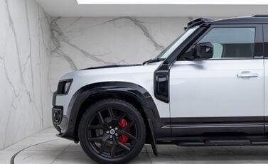 Land Rover Defender 110 D300 HSE Hard Top URBAN 33