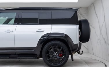 Land Rover Defender 110 D300 HSE Hard Top URBAN 34