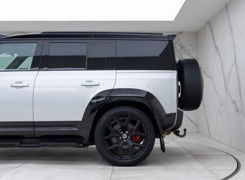 Land Rover Defender 110 D300 HSE Hard Top URBAN 34