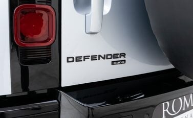 Land Rover Defender 110 D300 HSE Hard Top URBAN 29