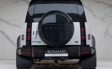 Land Rover Defender 110 D300 HSE Hard Top URBAN 5