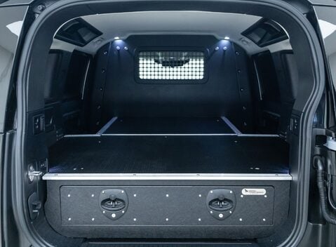 Land Rover Defender 110 D300 HSE Hard Top URBAN 36
