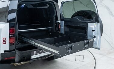 Land Rover Defender 110 D300 HSE Hard Top URBAN 31
