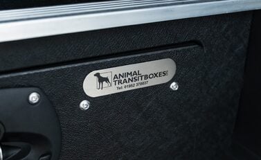 Land Rover Defender 110 D300 HSE Hard Top URBAN 32