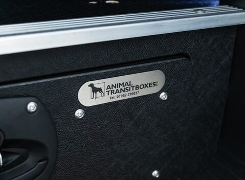 Land Rover Defender 110 D300 HSE Hard Top URBAN 32