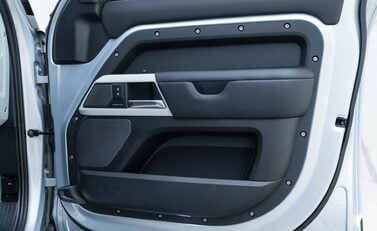 Land Rover Defender 110 D300 HSE Hard Top URBAN 18