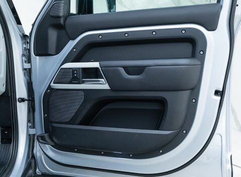 Land Rover Defender 110 D300 HSE Hard Top URBAN 18
