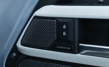 Land Rover Defender 110 D300 HSE Hard Top URBAN 19