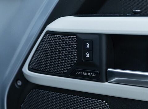 Land Rover Defender 110 D300 HSE Hard Top URBAN 19